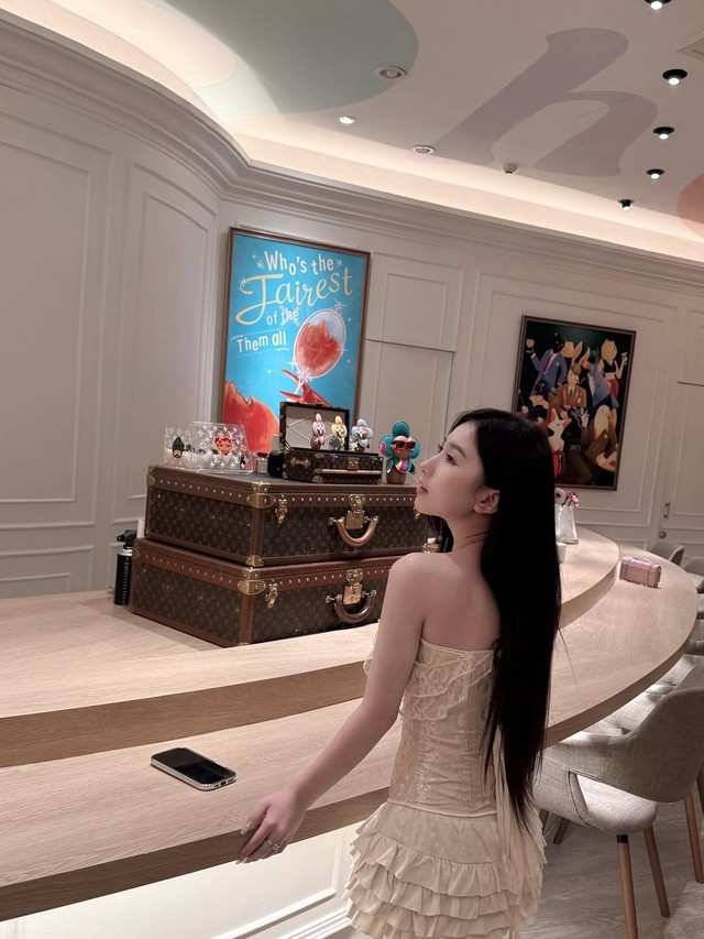 Hóa ra, vòng 1 của Tiểu Hý không hề "co giãn" mà là nhờ sự trợ giúp của "công nghệ" photoshop và những chiếc áo nội y "thần thánh".