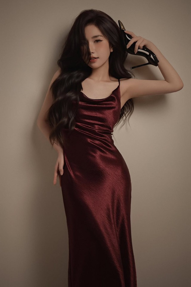 Không thể phủ nhận, việc lựa chọn trang phục cũng góp phần giúp Tiểu Hý khoe được vẻ đẹp quyến rũ, trưởng thành của mình.