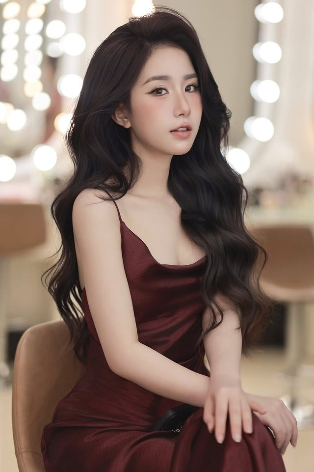 Một bộ phận người hâm mộ bày tỏ sự thất vọng, cho rằng Tiểu Hý đã mất đi vẻ đẹp tự nhiên, trong sáng vốn có.