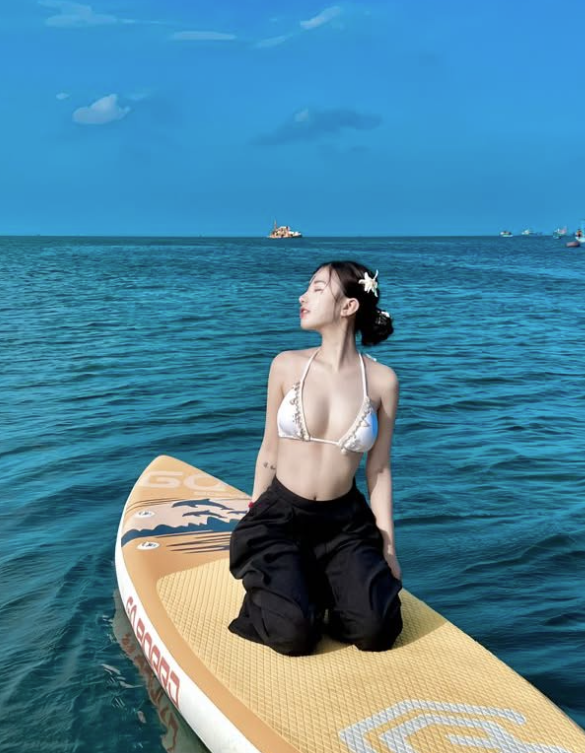 Sau một thời gian vắng bóng, Tiểu Hý bất ngờ trở lại với một diện mạo mới mẻ, trưởng thành và gợi cảm hơn. Cô nàng thường xuyên đăng tải những bức ảnh khoe đường cong quyến rũ, đặc biệt là vòng 1 đầy đặn.