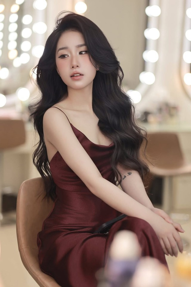 Nhiều người so sánh những bức ảnh ngày xưa với những bức ảnh gần đây, chỉ ra sự khác biệt rõ rệt về kích thước vòng 1 của Tiểu Hý. Họ cho rằng cô đã "dao kéo" để có được vòng 1 như hiện tại.