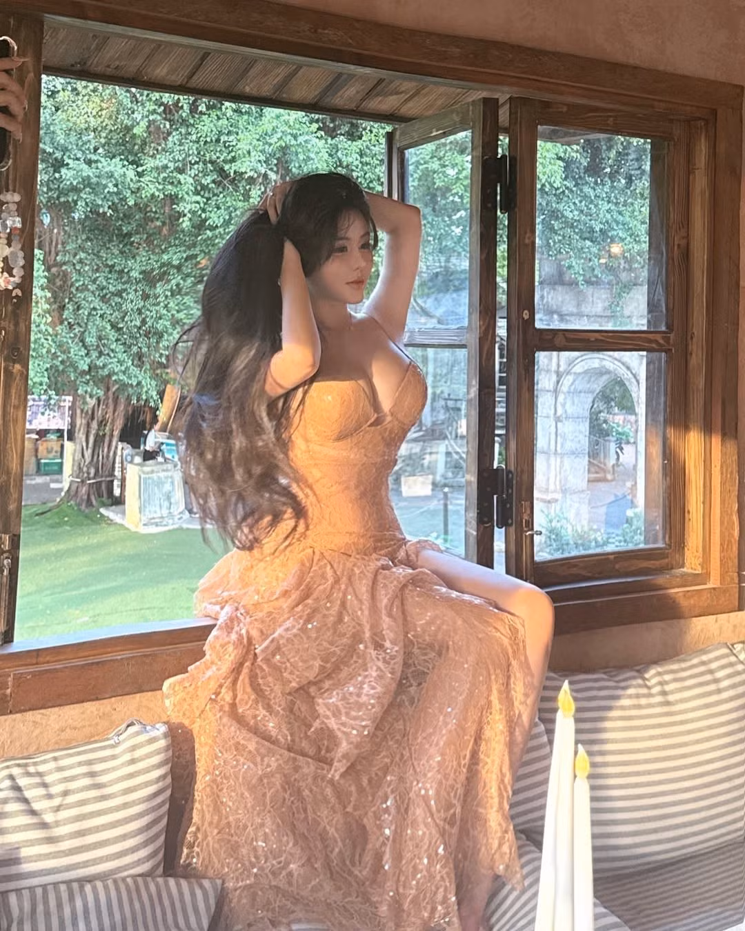 Võ Ngọc Trân bắt đầu được biết đến rộng rãi vào khoảng năm 2017-2018 khi những hình ảnh cô diện áo dài nữ sinh trong ngày chào cờ đầu tuần lan truyền chóng mặt trên mạng xã hội.