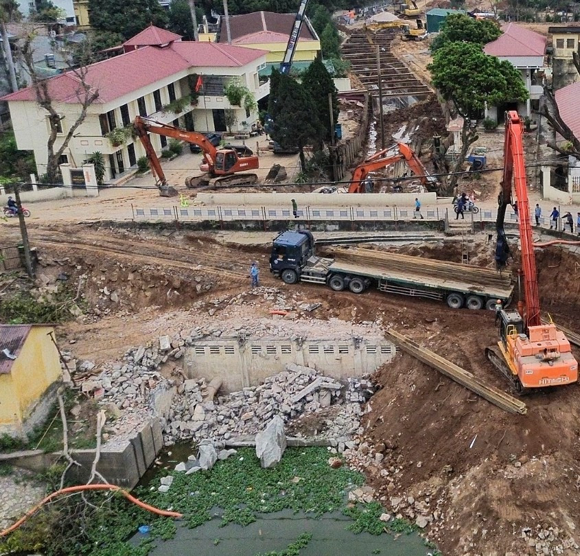 Cạnh trạm bơm, công nhân đang đặt cống hộp bê tông ngầm sâu 5-6 m. Liên danh nhà thầu huy động 24 mũi thi công. Khối lượng thi công của toàn dự án ước đạt 40%.