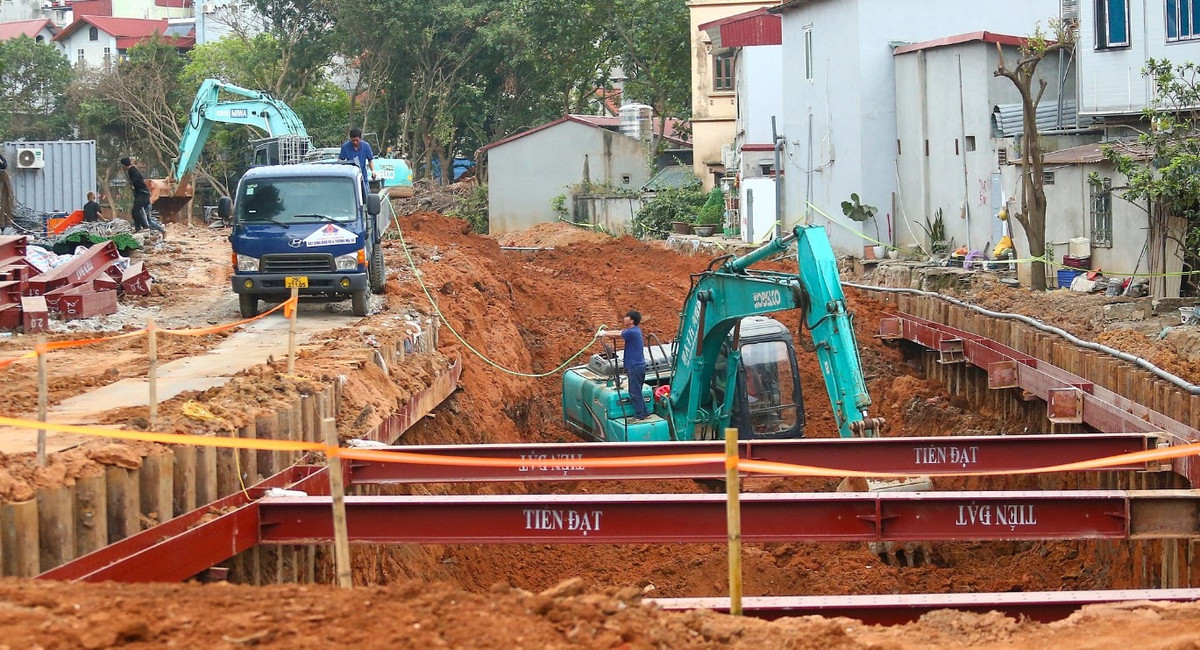 Tuy nhiên, càng về cuối, áp lực thi công càng lớn, các đơn vị nhà thầu tuyệt đối không được lơ là công tác an toàn lao động, phòng chống cháy nổ và phối hợp tốt với lực lượng Công an địa phương để phân luồng, đảm bảo trật tự giao thông quanh khu vực rào chắn.