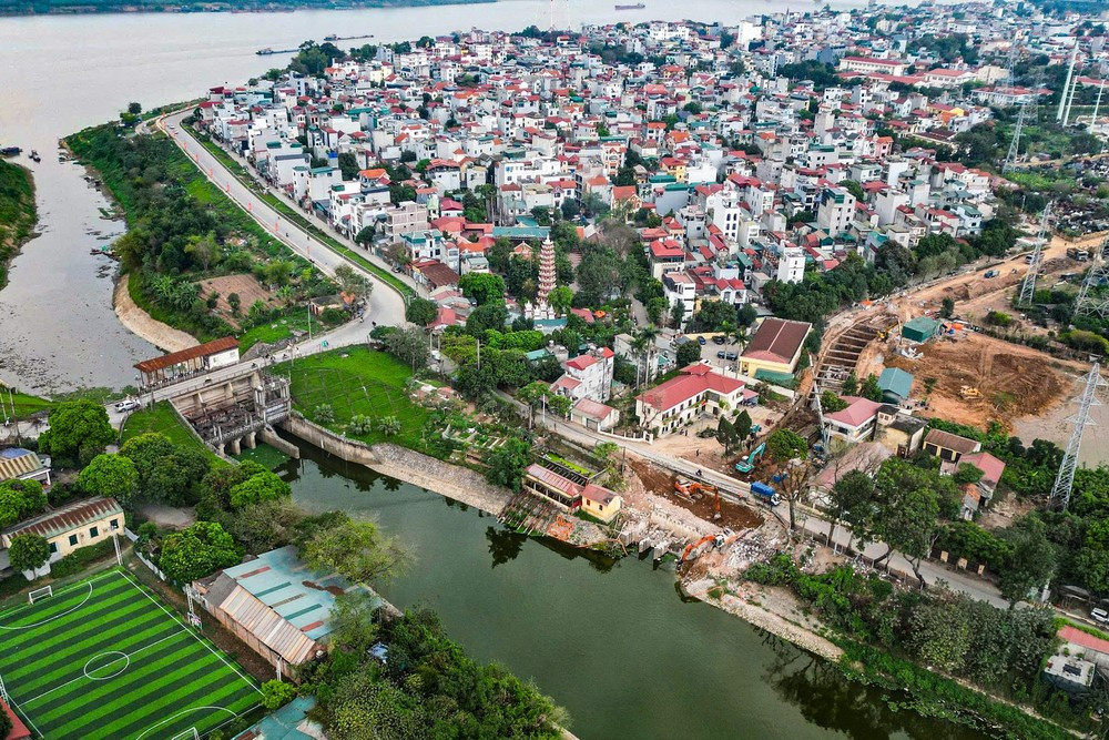 Trạm bơm cách sông Hồng khoảng 300 m, là nơi điều tiết và phân dòng nước từ sông Hồng trước khi xả vào kênh, dẫn về sông Tô Lịch.