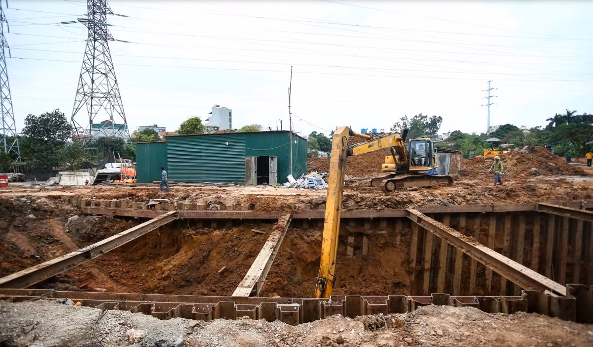 Tại công trường 920,6 tỷ đồng đang bước vào những tháng thi công nước rút. Với sự chỉ đạo quyết liệt của thành phố, kỳ vọng rốn ngập Tây Bắc sẽ sớm được xóa sổ.