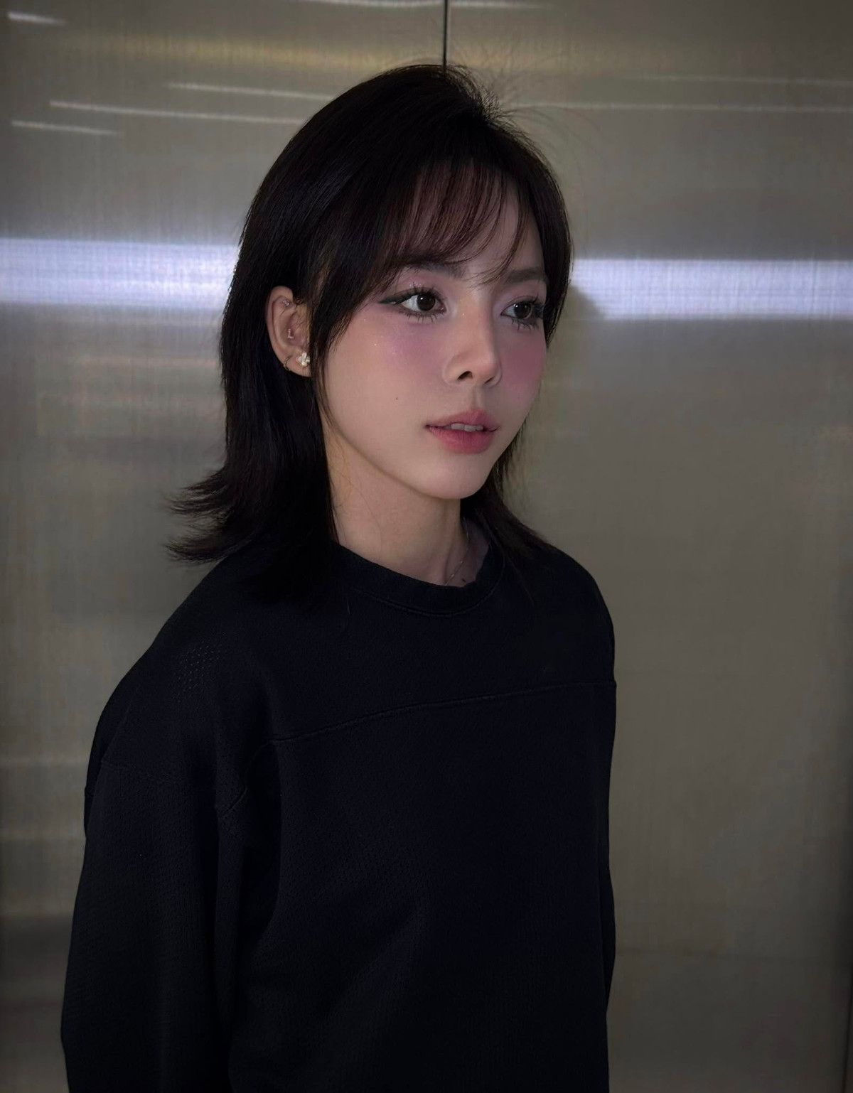 Và rõ ràng, chỉ với một thay đổi nhỏ, visual hiện tại của nữ xạ thủ này đã đủ khiến dân mạng phải công nhận: đẹp hơn là có thật.