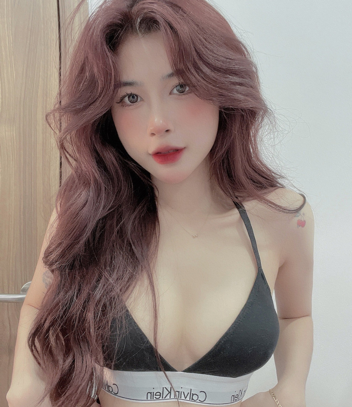 Nhiều fan nam không khỏi ghen tị với ADC khi có một người bạn gái xinh đẹp và quyến rũ như vậy. Không ít người bày tỏ sự ngưỡng mộ và mong muốn được như thần rừng Liên Quân.