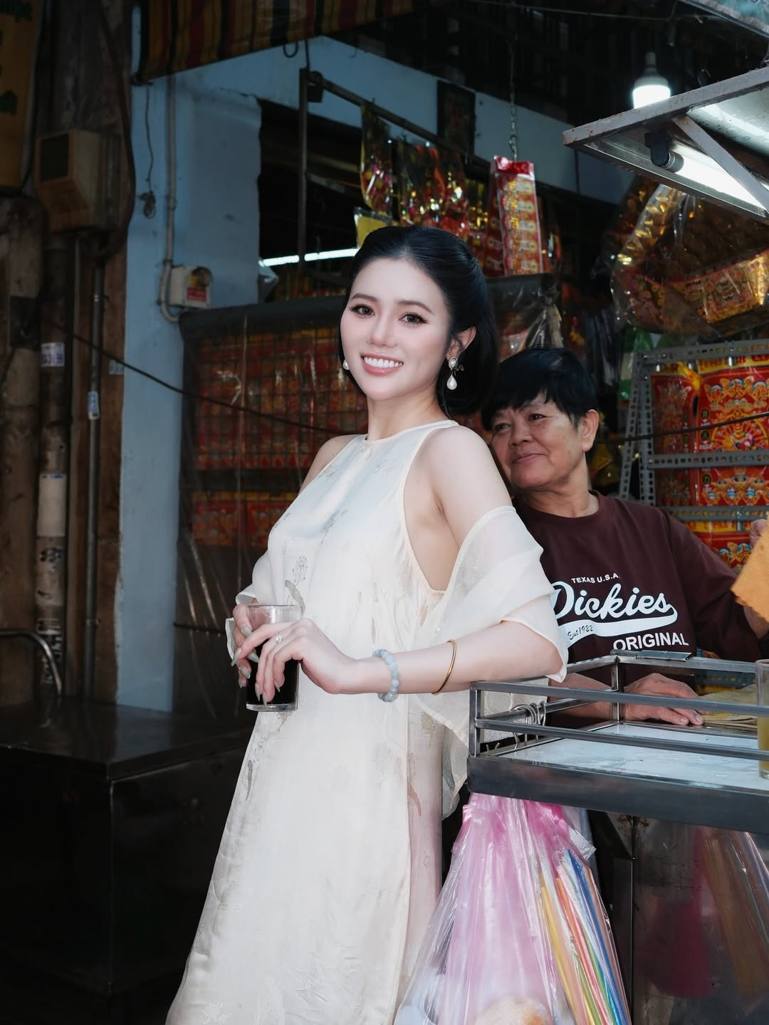 Trên mạng xã hội, nhiều người theo dõi dành lời khen cho phong cách lần này của cô nàng. Không còn hình ảnh năng động, cá tính thường thấy trong các video TikTok, Ý Nhi mang đến diện mạo dịu dàng và có phần trưởng thành hơn.