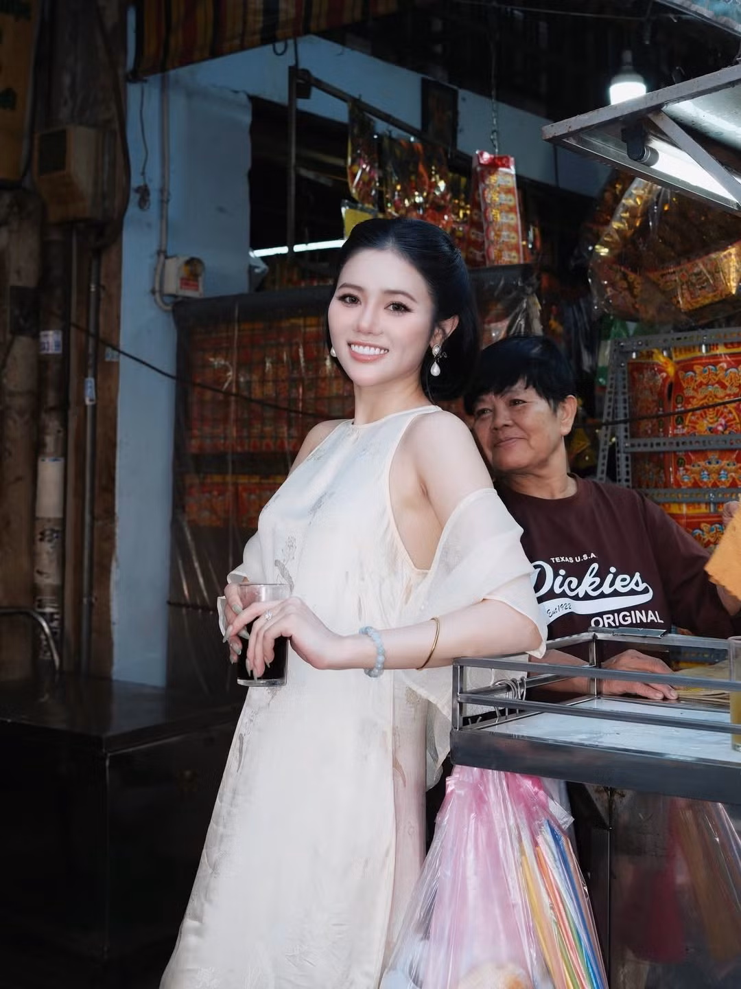 Trên mạng xã hội, nhiều người theo dõi dành lời khen cho phong cách lần này của cô nàng. Không còn hình ảnh năng động, cá tính thường thấy trong các video TikTok, Ý Nhi mang đến diện mạo dịu dàng và có phần trưởng thành hơn.