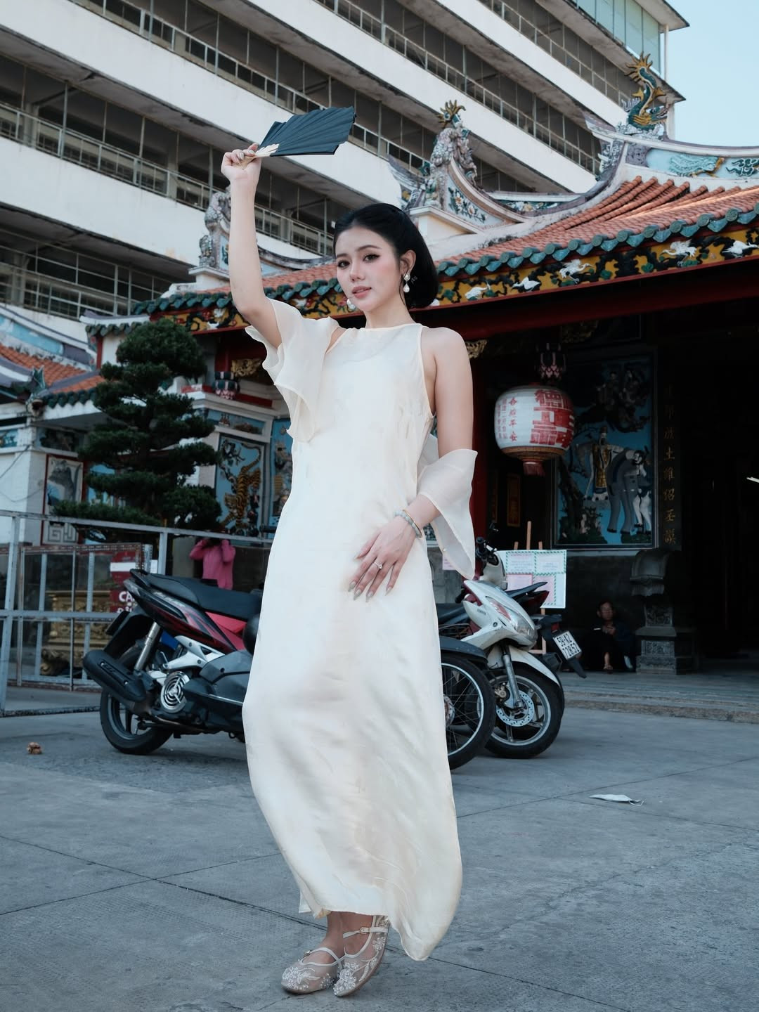 Một số bình luận còn nhận xét bộ ảnh gợi nhớ đến vẻ đẹp của phụ nữ Á Đông xưa: kín đáo, thanh lịch nhưng vẫn đầy sức hút.