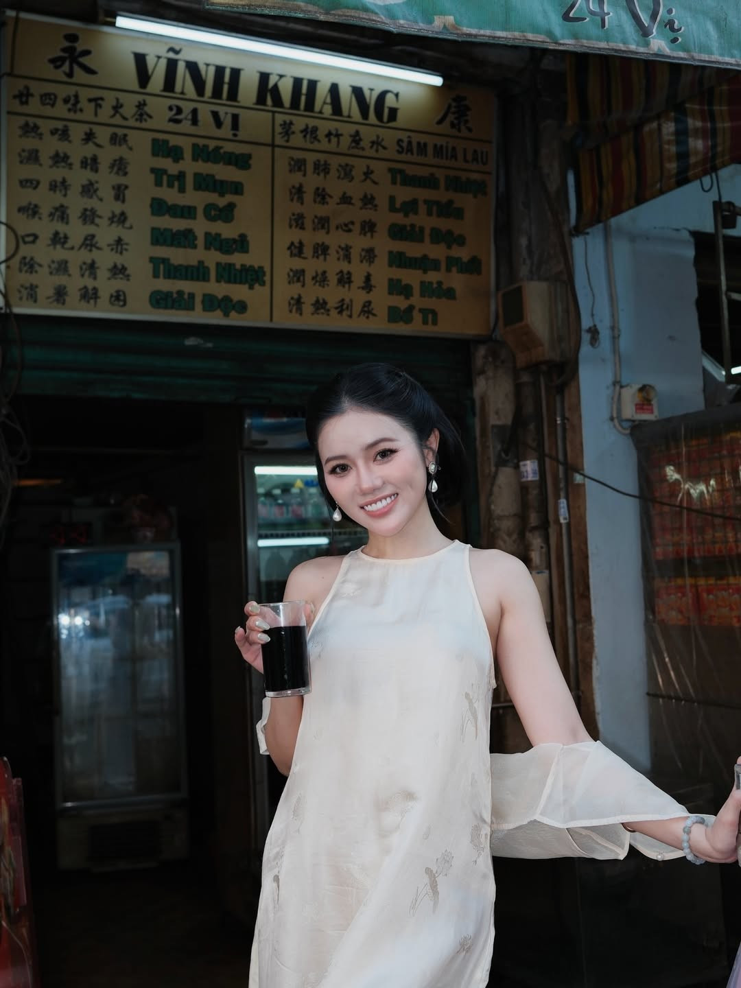 Giữa nhịp sống hối hả của Sài Gòn, khoảnh khắc một cô gái diện áo lụa thướt tha, tay cầm quạt, dạo bước qua những mái ngói rêu phong và đèn lồng đỏ đã tạo nên khung hình đầy chất thơ.