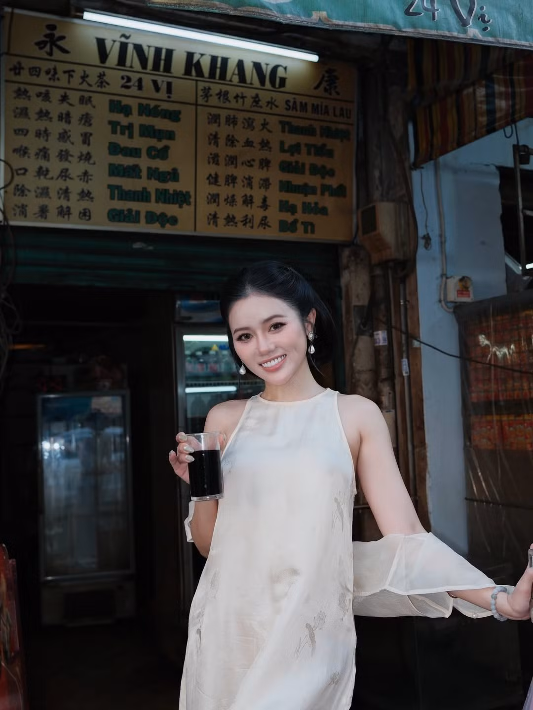 Giữa nhịp sống hối hả của Sài Gòn, khoảnh khắc một cô gái diện áo lụa thướt tha, tay cầm quạt, dạo bước qua những mái ngói rêu phong và đèn lồng đỏ đã tạo nên khung hình đầy chất thơ.