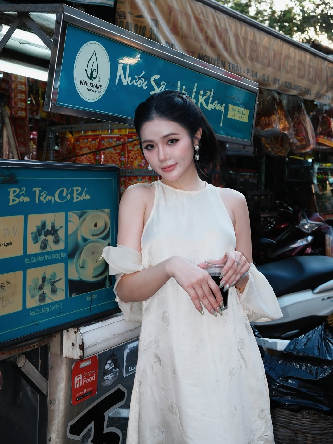 Phố người Hoa từ lâu được xem là một trong những khu vực giàu bản sắc văn hóa bậc nhất TP.HCM. Sự giao thoa giữa nét cổ kính và nhịp sống hiện đại tạo nên bối cảnh lý tưởng cho các bộ ảnh thời trang mang màu sắc truyền thống. Việc lựa chọn áo lụa mềm mại thay vì trang phục cầu kỳ giúp Bò Chảnh ghi điểm bởi sự tinh tế, không “lấn át” không gian xung quanh mà hòa mình vào khung cảnh.