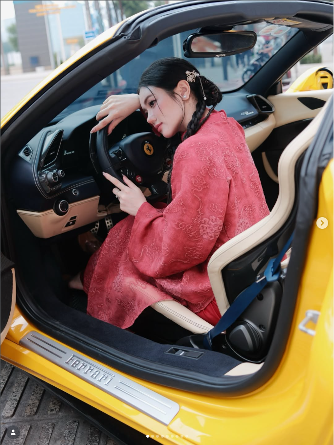 Với bộ ảnh này, Bò Chảnh không chỉ khoe nhan sắc dịu dàng mà còn góp phần tôn vinh vẻ đẹp văn hóa đặc trưng của khu phố người Hoa – một góc rất riêng giữa lòng thành phố năng động.