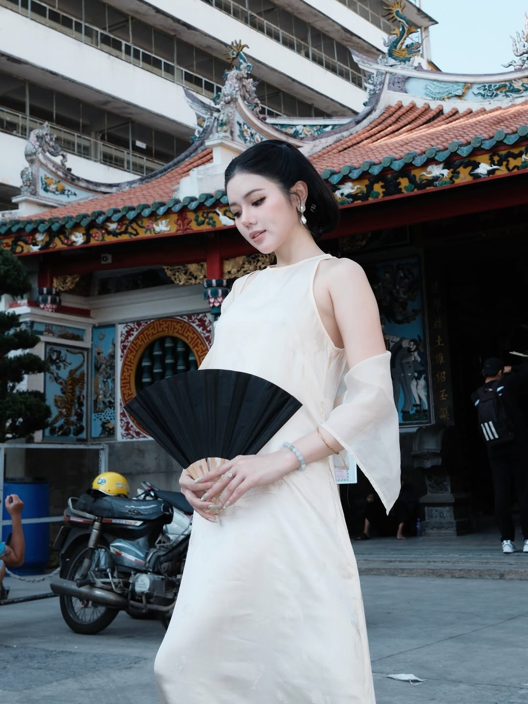 Điểm nhấn của bộ trang phục nằm ở phần tay áo mỏng nhẹ bay bổng, kết hợp cùng phụ kiện vòng tay ngọc và khuyên tai dáng dài, mang hơi thở truyền thống pha lẫn nét hiện đại.