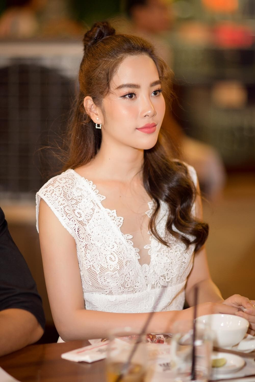 Từ trang phục, phong cách biểu diễn cho đến sắc vóc, Nam Em liên tục đứng giữa nhiều luồng ý kiến trái chiều.