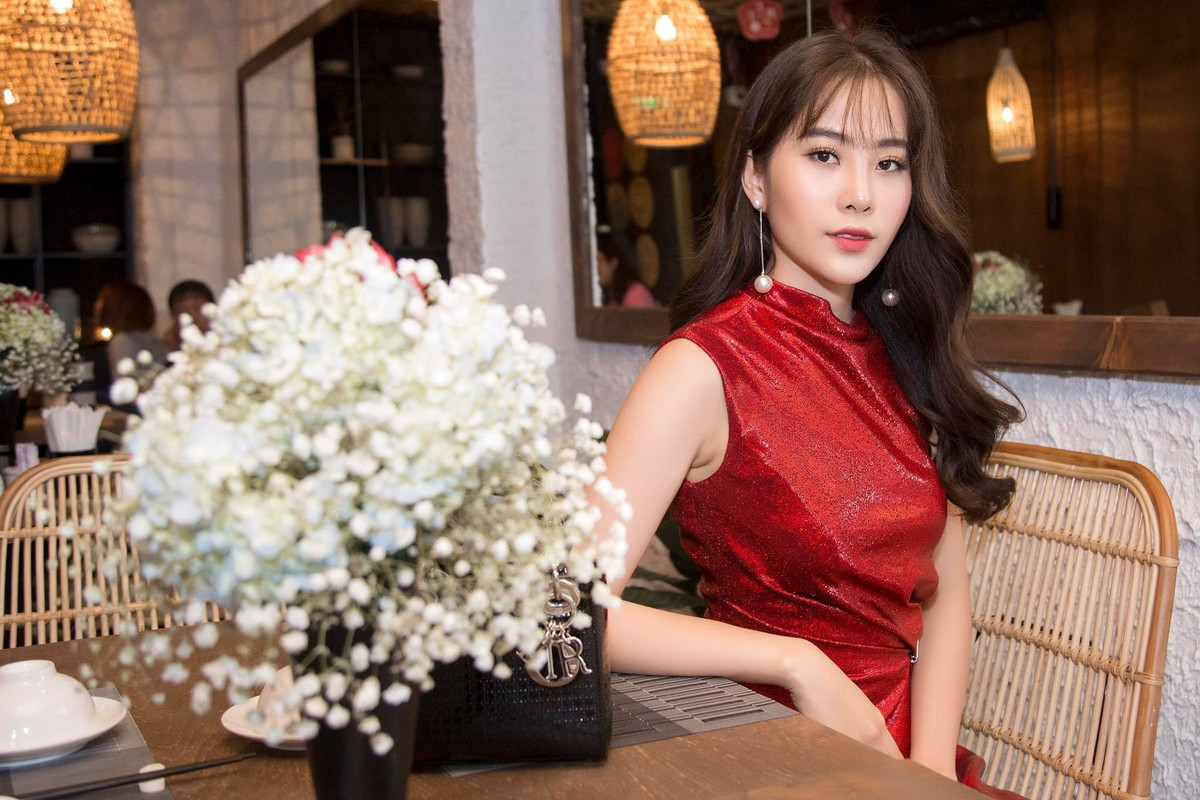 Một lần khác, trên một sân khấu phòng trà, Nam Em bị nhận xét là phản cảm bởi vũ đạo lạ, kém duyên so với diện mạo nữ tímh khi ấy trong chiếc đầm lụa mềm mại.