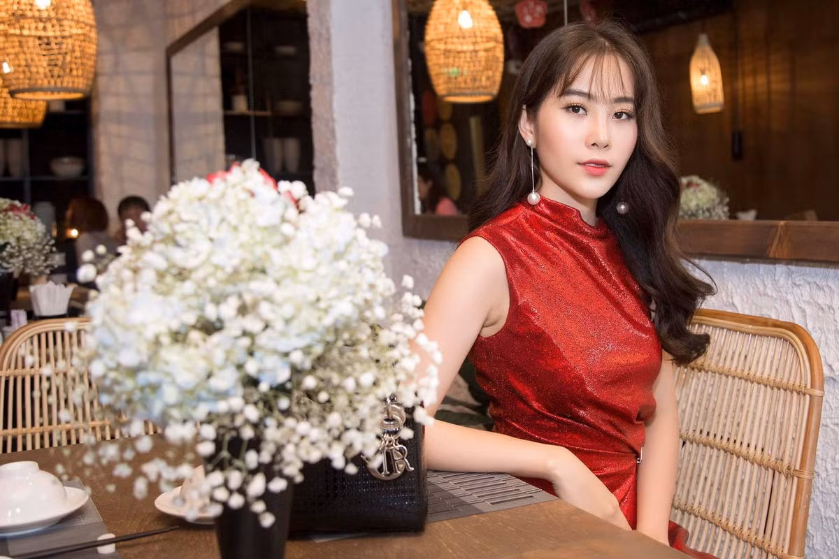 Một lần khác, trên một sân khấu phòng trà, Nam Em bị nhận xét là phản cảm bởi vũ đạo lạ, kém duyên so với diện mạo nữ tímh khi ấy trong chiếc đầm lụa mềm mại.