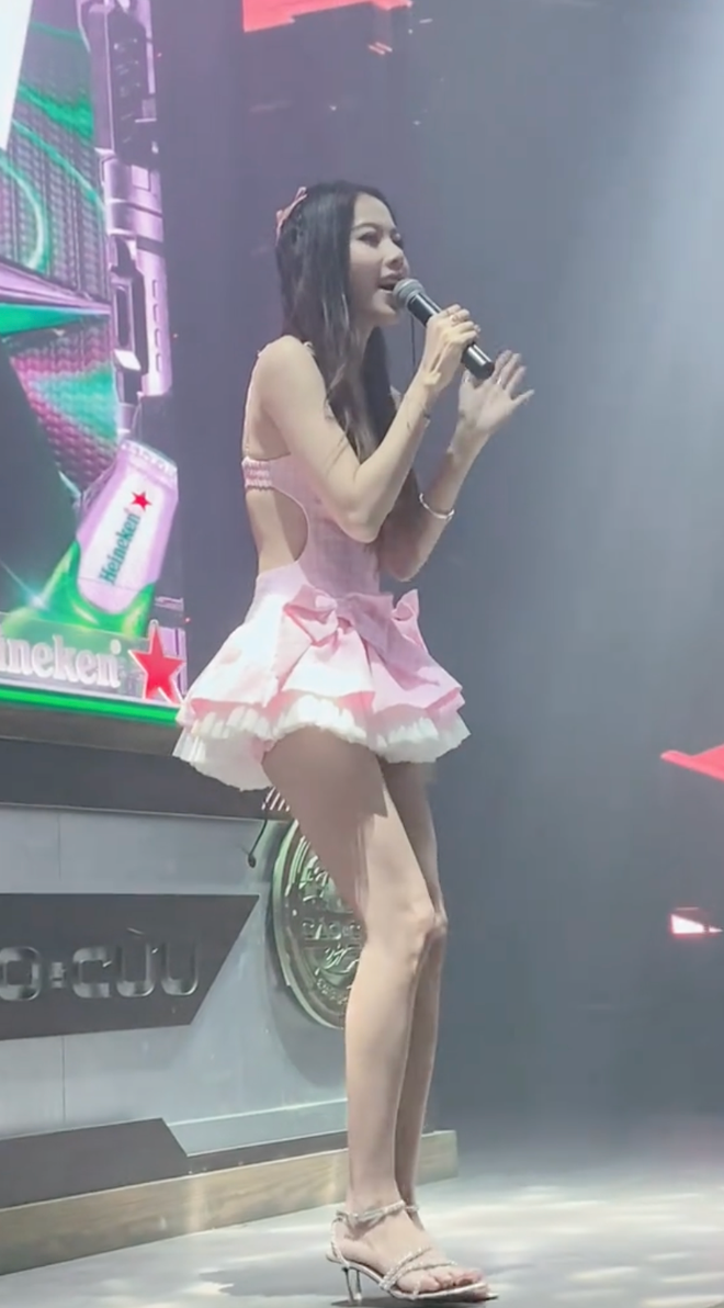 Xuất hiện trên sân khấu, Nam Em gây chú ý khi lựa chọn một bộ mini dress màu hồng pastel mang đậm tinh thần Barbiecore - xu hướng thời trang tôn vinh sự nữ tính, ngọt ngào nhưng không kém phần táo bạo.