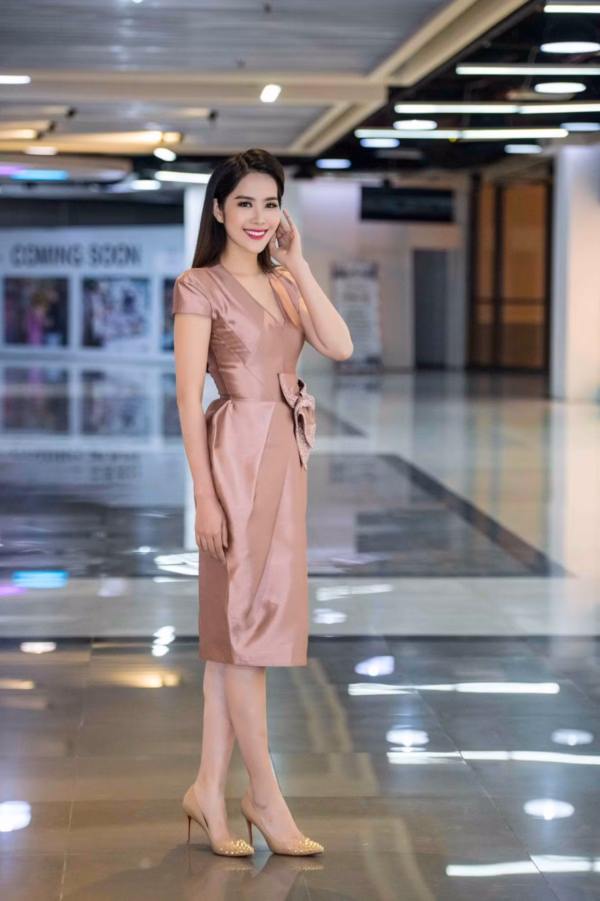 Thế nhưng, cũng có ý kiến bênh vực nữ ca sĩ, cho rằng với tính chất biểu diễn, phong cách trên hoàn toàn có thể chấp nhận, thậm chí còn được xem là phù hợp với môi trường công việc.