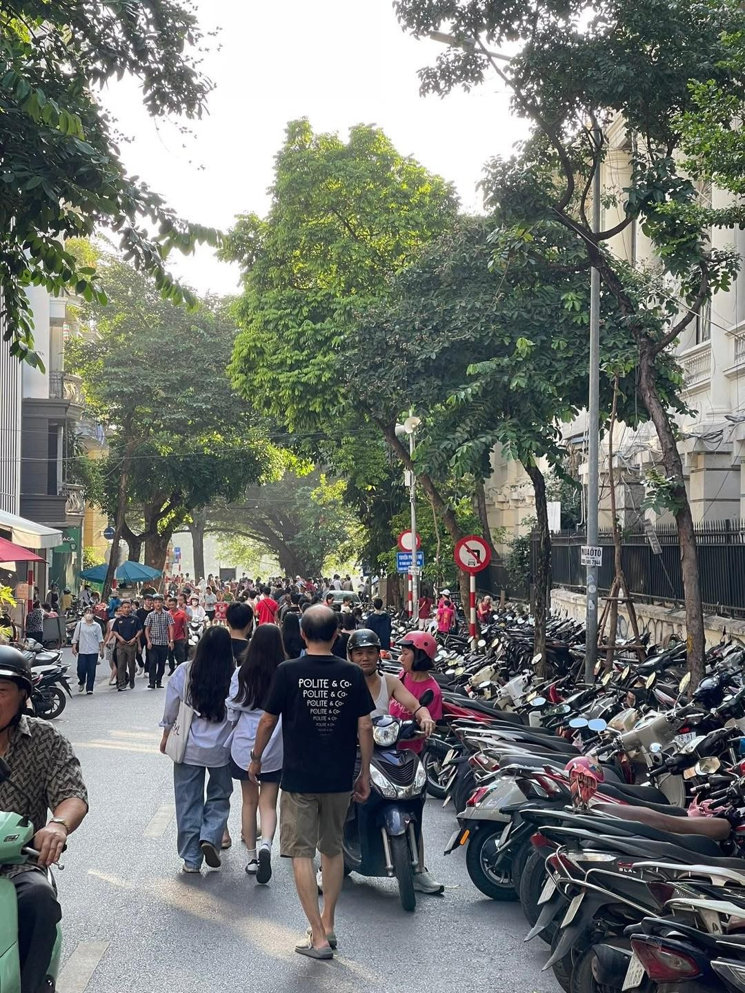 Phố Bảo Khánh trật cứng xe cộ của những người xếp hàng đổi vé "Tổ quốc trong tim". Ảnh sử dụng trong bài: Schannel/ fanpage Yêu Hà Nội