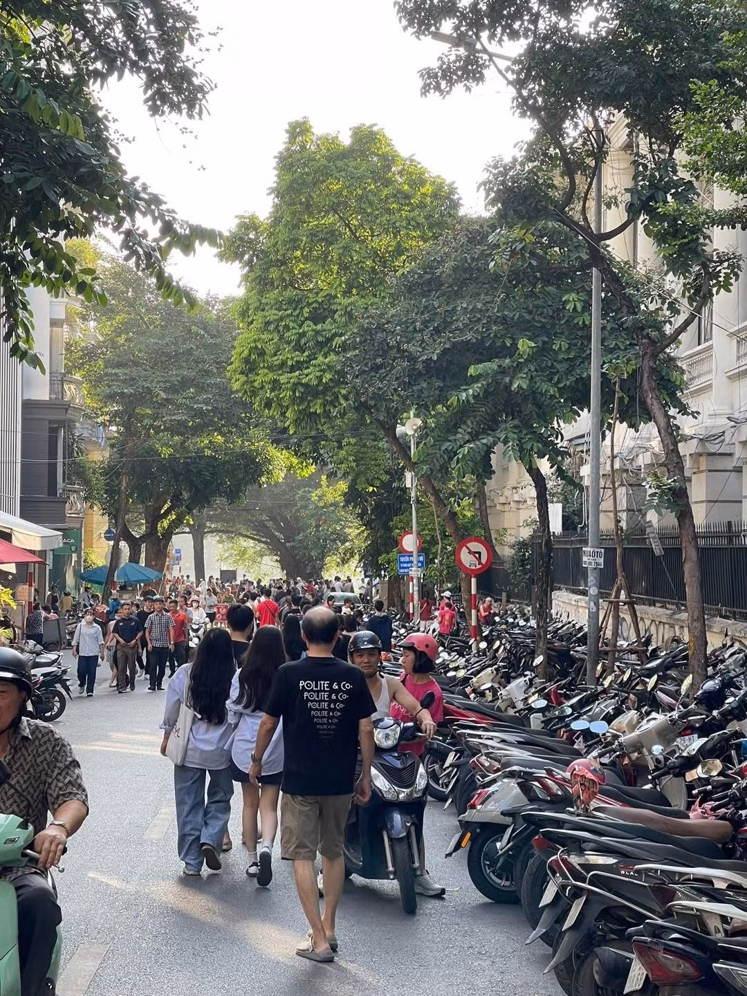 Phố Bảo Khánh trật cứng xe cộ của những người xếp hàng đổi vé "Tổ quốc trong tim". Ảnh sử dụng trong bài: Schannel/ fanpage Yêu Hà Nội