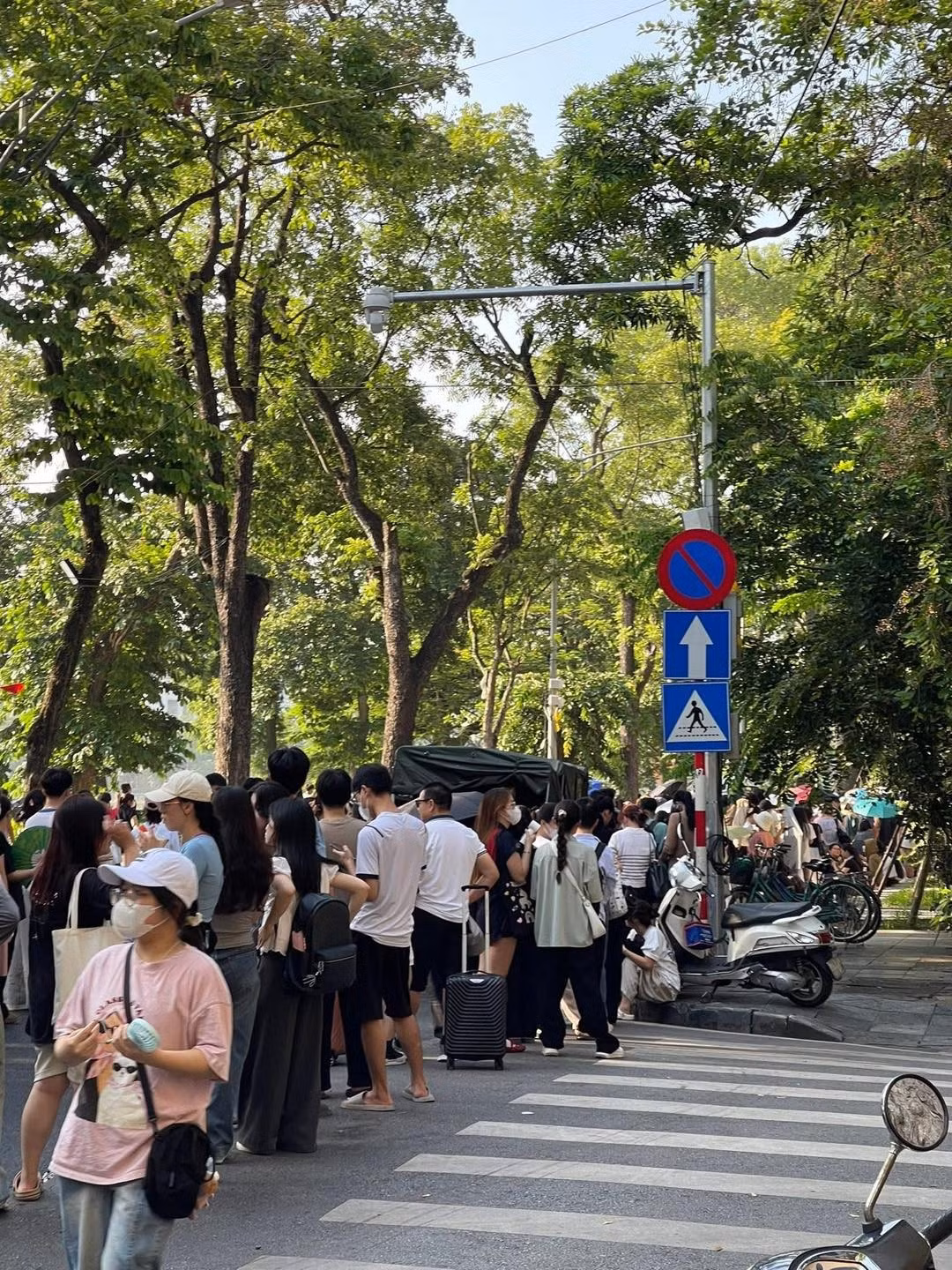 Khung cảnh hàng dài người xếp hàng đổi vé chính là minh chứng rõ nhất cho sự thành công của chương trình, cho thấy rằng những giá trị văn hóa, lịch sử của dân tộc vẫn luôn có sức sống mạnh mẽ trong lòng mỗi người Việt Nam.