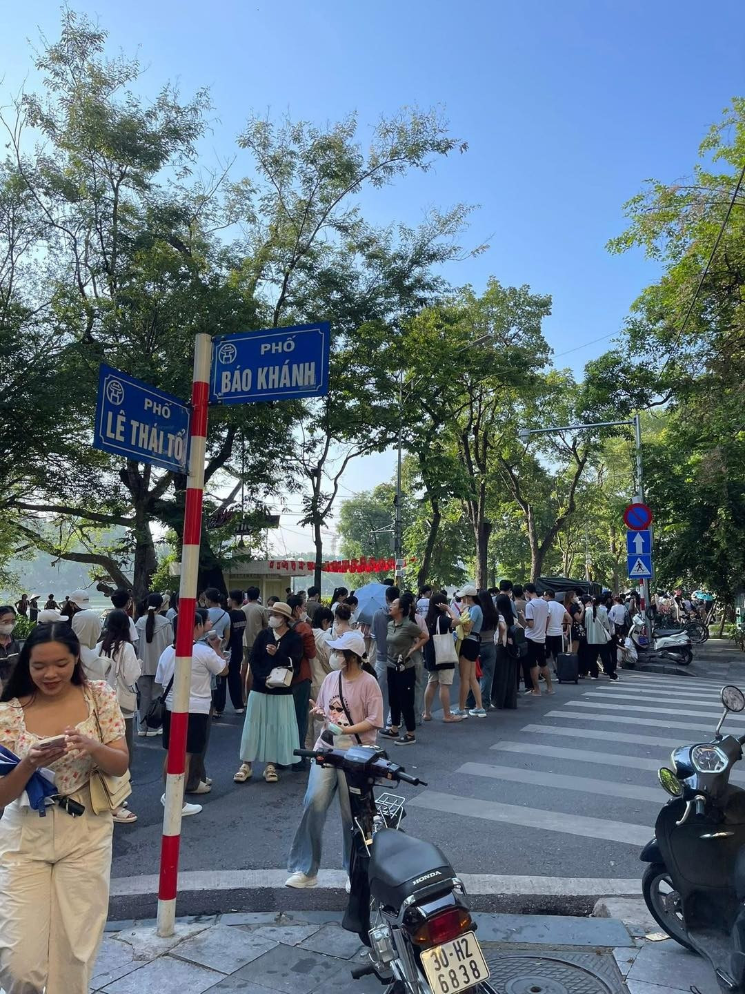 Góc phố Bảo Khánh - Lê Thái Tổ chứng kiến dòng người xếp hàng từ sớm để đổi vé đêm nhạc hội "Tổ quốc trong tim" do báo Nhân Dân tổ chức.