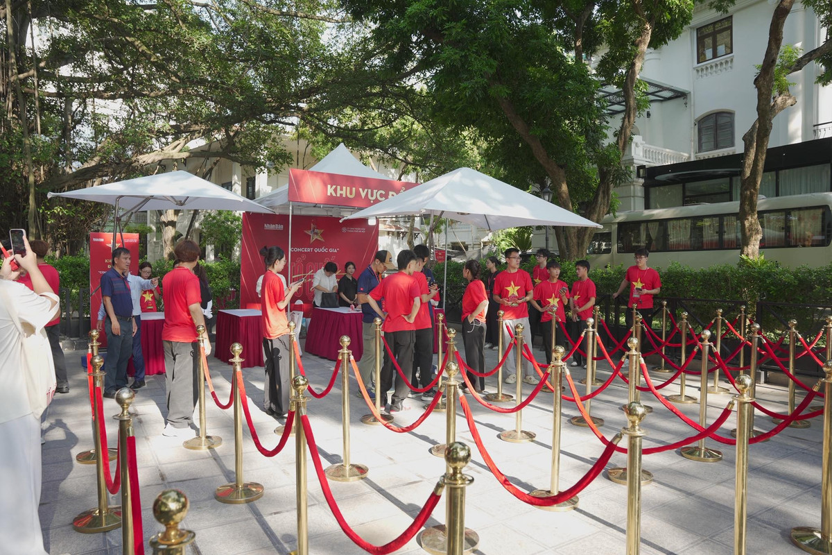 Từ sáng sớm, hàng trăm người đã có mặt tại địa điểm đổi vé đêm nhạc "Tổ quốc trong tim" do báo Nhân Dân tổ chức.