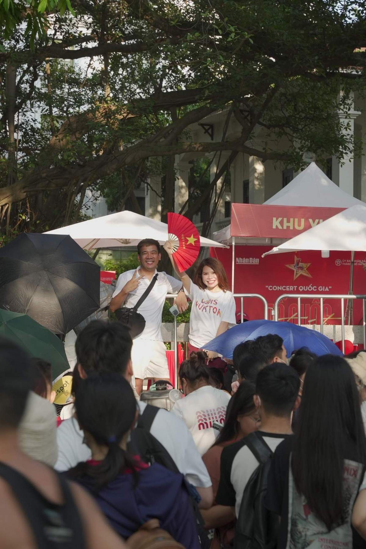 Dù phải chờ đợi dưới cái nắng gay gắt, trên gương mặt mỗi người vẫn hiện rõ sự háo hức và mong chờ.