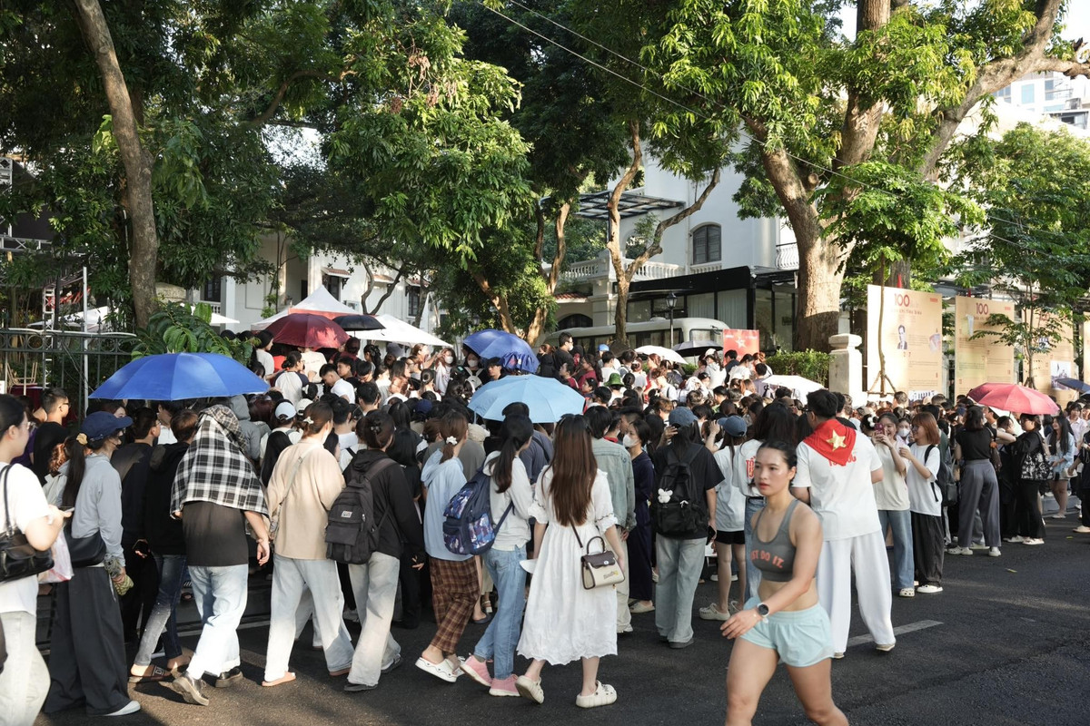 Không chỉ có những người trẻ, hàng người xếp hàng còn có sự tham gia của nhiều thế hệ.