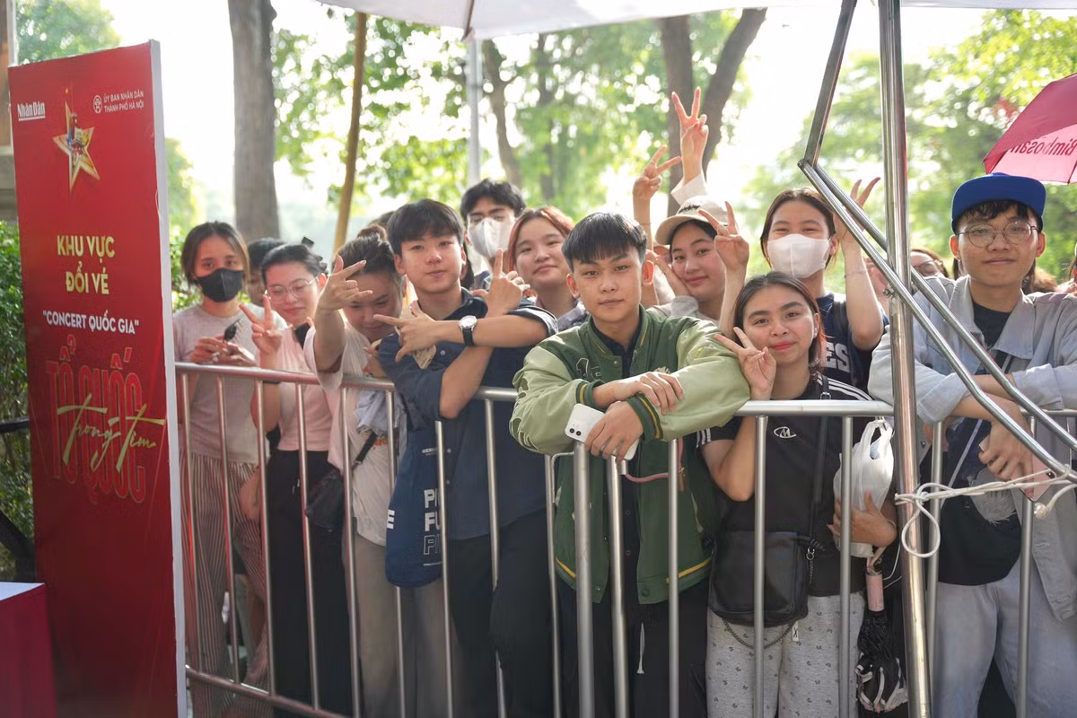 Khung cảnh này diễn ra từ sáng sớm, thu hút sự chú ý của nhiều người qua đường.