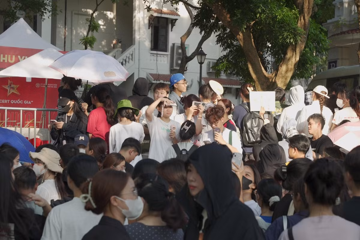 Thiên Minh, một sinh viên đại học tại Hà Nội, chia sẻ: "Em đã săn vé online từ rất sớm và vô cùng may mắn. Dù phải xếp hàng gần 2 tiếng nhưng em thấy rất xứng đáng. Đây không chỉ là một đêm nhạc đơn thuần, mà còn là cơ hội để em được sống lại những khoảnh khắc lịch sử của đất nước, được hòa mình vào những giai điệu hào hùng".