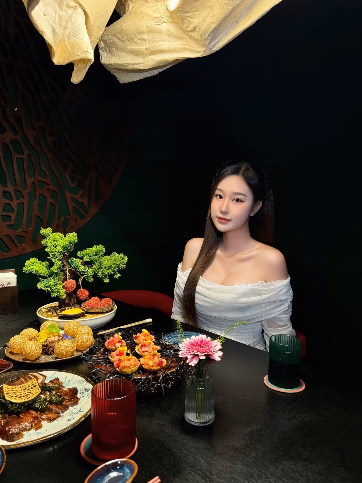 Hàn Trang (tên thật Nguyễn Thùy Trang, SN 2000) từng theo học chuyên ngành Diễn viên Kịch - Điện ảnh - Truyền hình, Đại học Sân khấu - Điện ảnh Hà Nội.