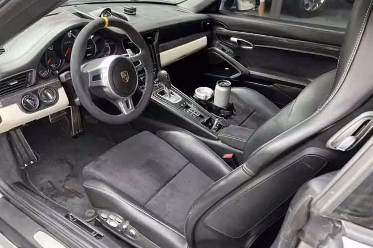 So với bản Coupe, Porsche 911 Turbo S Cabriolet 2016 có sự khác biệt rõ nhất ở phần mui xe, theo đó, mui gấp mềm của xe có khung bằng ma-giê nhẹ và có thể đóng mở trong 13 giây. Người lái thậm chí có thể thực hiện thao tác đóng hoặc mở mui ở tốc độ 50 km/h.