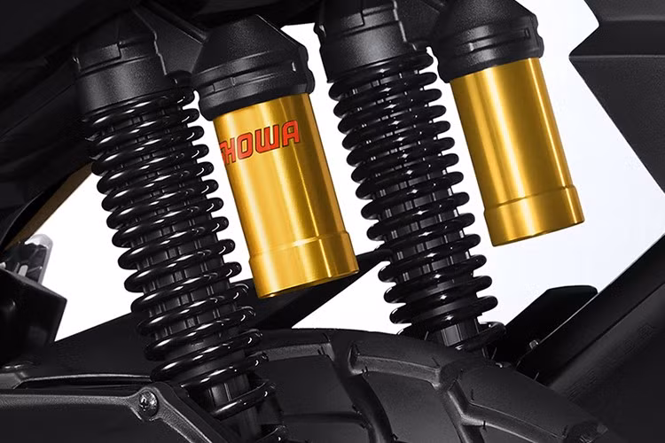 Ngoài ra, lốp xe kích thước lớn với thiết kế đa dụng cũng giúp xe vận hành tốt trên các địa hình gồ ghề. Với chiều cao yên 780 mm và khoảng sáng gầm xe cao, ADV160 vẫn đáp ứng tốt cho nhu cầu đi đa dụng.