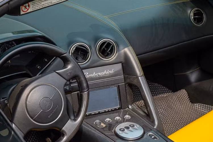 Sau này, hãng siêu xe Ý đã rút kinh nghiệm và sử dụng cũng kiểu mui tháo lắp bằng tay nhưng gọn hơn khi nóc nhà của Lamborghini Aventador LP700 Roadster chỉ là mảnh ghép mui xe bằng carbon và chỉ mất chưa tới 25 giây để lắp mui.