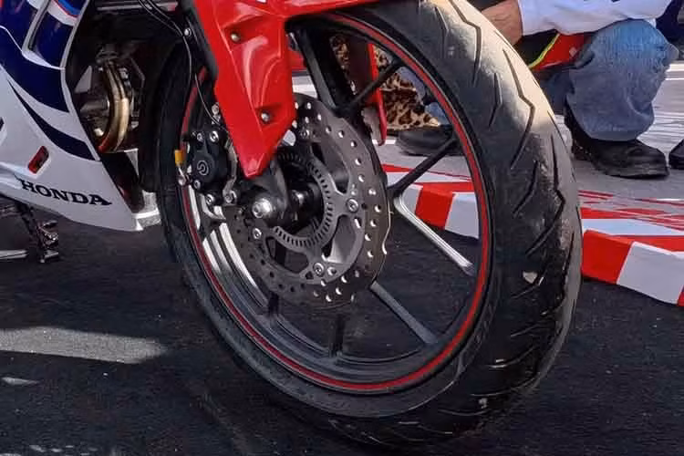 Cụm đồng hồ vẫn là dạng kỹ thuật số âm bản, bộ mâm mới thể thao và thiết kế đèn hậu treo dạng nổi giúp mẫu xe trở nên nổi bật hơn. Ba phối màu và nhiều phiên bản tem mới tạo nên cá tính riêng biệt cho từng lựa chọn.