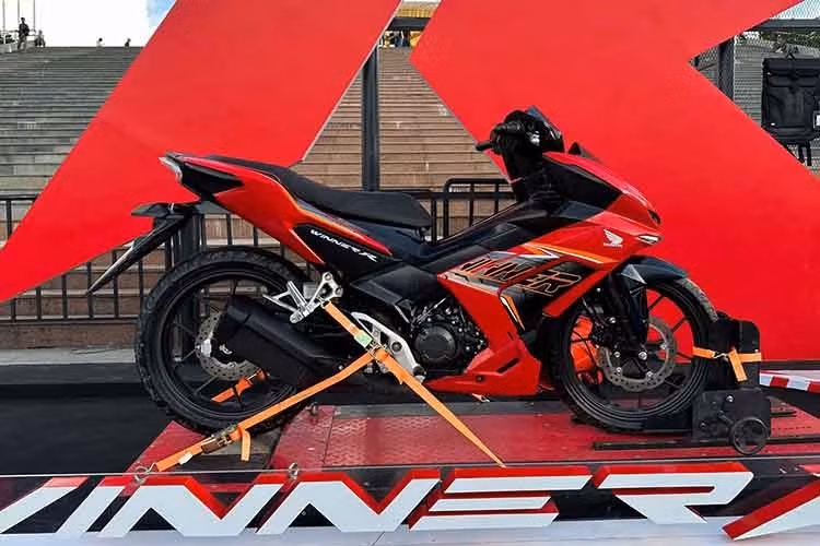 Phát triển từ dòng Winner từng tạo tiếng vang lớn kể từ năm 2016, phiên bản WINNER R mang thiết kế thể thao hoàn toàn mới, sắc nét và hiện đại hơn.