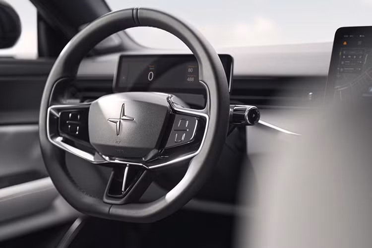 Bảng đồng hồ kích thước 9 inch và hệ thống giải trí của màn hình trung tâm dọc 14,5 inch. Hệ thống âm thanh Bowers &amp; Wilkins 21 loa với công nghệ tweeter-on-top, trong khi đó bản tiêu chuẩn có hệ thống âm thanh 10 loa.