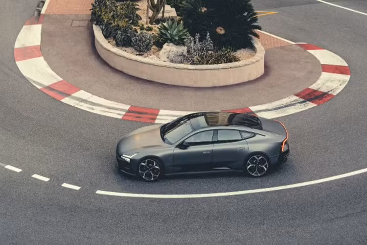 Polestar 5 có hai phiên bản, Polestar 5 Dual Motor - phiên bản tiêu chuẩn và Polestar 5 Performance - bản cao cấp. Điểm nhấn là bộ pin lithium-ion NMC dung lượng 112 kWh của Polestar, với dung lượng sử dụng thực tế 106 kWh được sản xuất bởi hãng pin SK Innovation (Hàn Quốc).