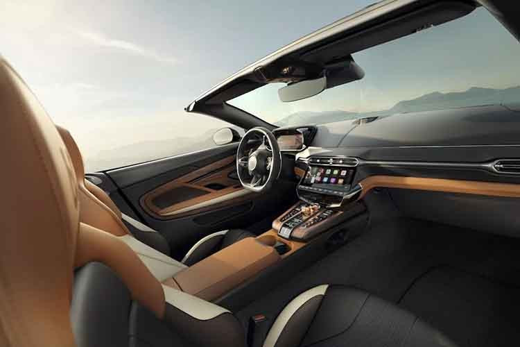 Bước vào bên trong, không gian nội thất kỷ niệm tiếp tục được chăm chút với ba tông màu kết hợp giữa màu nâu Saddle Tan, màu ngà voi và da dệt.