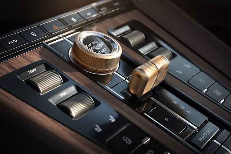 Tuy nhiên, Vanquish lại chiếm ưu thế về hiệu suất với động cơ V12 5.2 lít tăng áp kép, sản sinh công suất 824 mã lực (614kW / 835PS) và mô-men xoắn 1000Nm.