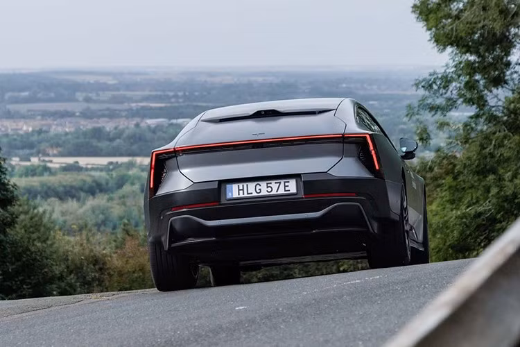 Polestar 5 phiên bản Performance có công suất lên đến 884 mã lực và mô-men xoắn 1.015 Nm; phiên bản Dual-Motor có công suất 748 mã lực và mô-men xoắn 812 Nm. Tốc độ tối đa của hai phiên bản Polestar 5 là 249 km/h (155 mp/h). Khả năng tăng tốc 0-96 km/h của Polestar 5 phiên bản Dual-Motor là 3,8 giây và bản Performance là 3,1 giây.