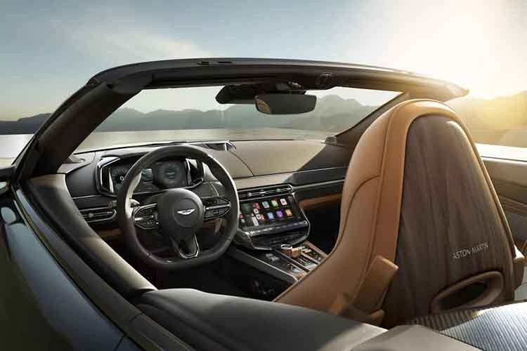 Lớp veneer vân gỗ óc chó sẫm màu cùng điểm nhấn màu đồng tạo thêm chiều sâu, trong khi họa tiết thêu kỷ niệm 60 năm càng làm nổi bật thêm sự kiện này. DB12 vẫn giữ nguyên bố cục 2+2, trong khi Vanquish có cấu hình hai chỗ ngồi, giúp tăng thêm không gian chứa hành lý.
