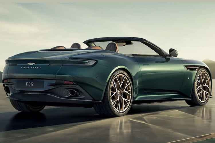 Xe có khả năng tăng tốc từ 0-100km/h trong 3,5 giây trước khi đạt tốc độ tối đa 344km/h. DB12 Volante cũng không kém cạnh, với thời gian tăng tốc 3,7 giây và tốc độ tối đa 325km/h.