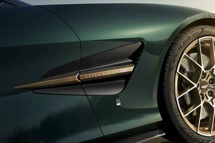 Điều này khiến Vanquish Volante trở thành mẫu xe mui trần sản xuất hàng loạt nhanh nhất và mạnh mẽ nhất của Aston cho đến nay.