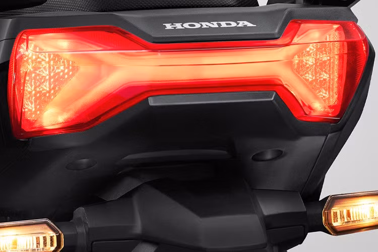 Hệ thống phanh trên xe là loại đĩa sóng cho cả bánh trước và sau với đường kính lần lượt là 240mm và 220mm. Xe cũng được trang bị hệ thống giảm xóc kèm bình dầu, mang lại độ ổn định cao và khả năng hấp thụ xung động tốt.