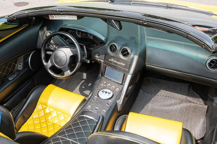 Điểm làm nên sự kén khách chơi tại Việt Nam của Lamborghini Murcielago LP640-4 Roadster là đến từ mui vải của xe. Nếu như chỉ có 1 người tháo lắp, phần mui này có thể mất gần 1 phút mới tháo xong và công đoạn lắp còn kinh điển hơn với thời gian tùy độ khéo tay của chủ xe.